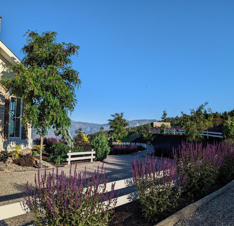 Autumn Lane B&B, Farmhouse Elegance & Stunning Lakeviews 웨스트 켈로나 외부 사진