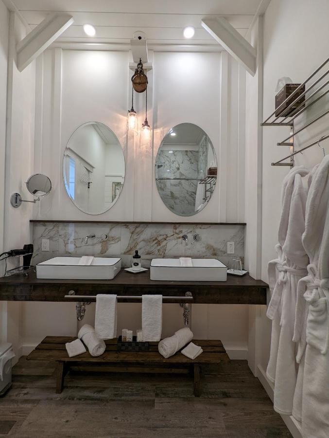 Autumn Lane B&B, Farmhouse Elegance & Stunning Lakeviews 웨스트 켈로나 외부 사진