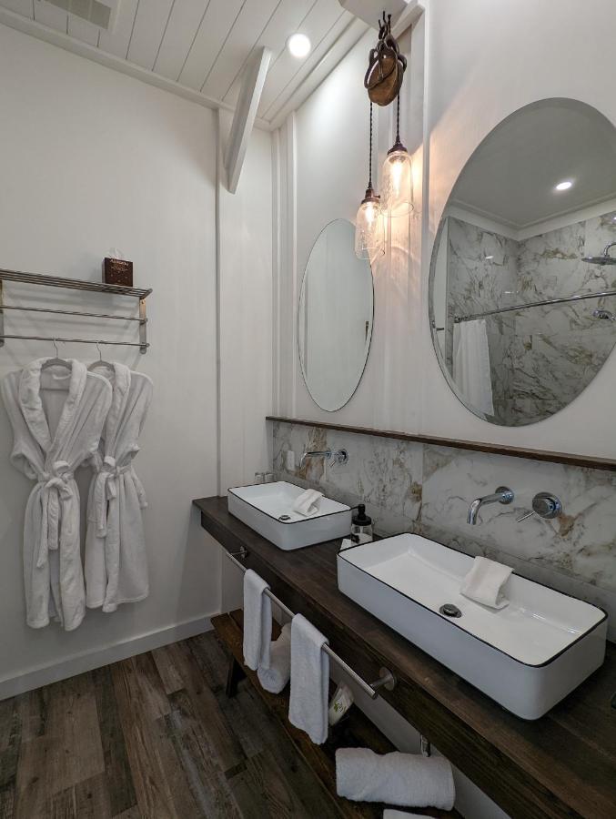 Autumn Lane B&B, Farmhouse Elegance & Stunning Lakeviews 웨스트 켈로나 외부 사진