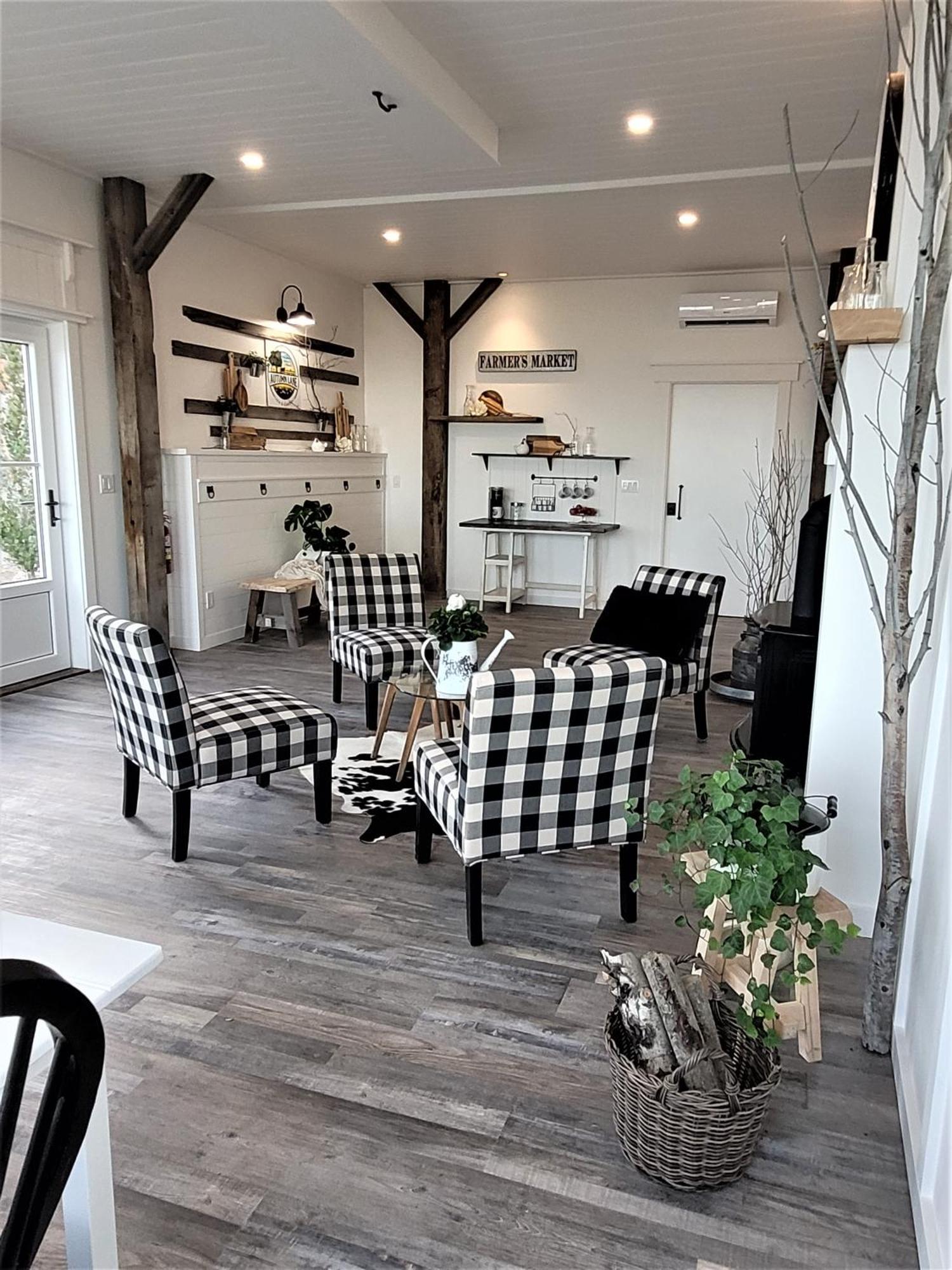 Autumn Lane B&B, Farmhouse Elegance & Stunning Lakeviews 웨스트 켈로나 외부 사진
