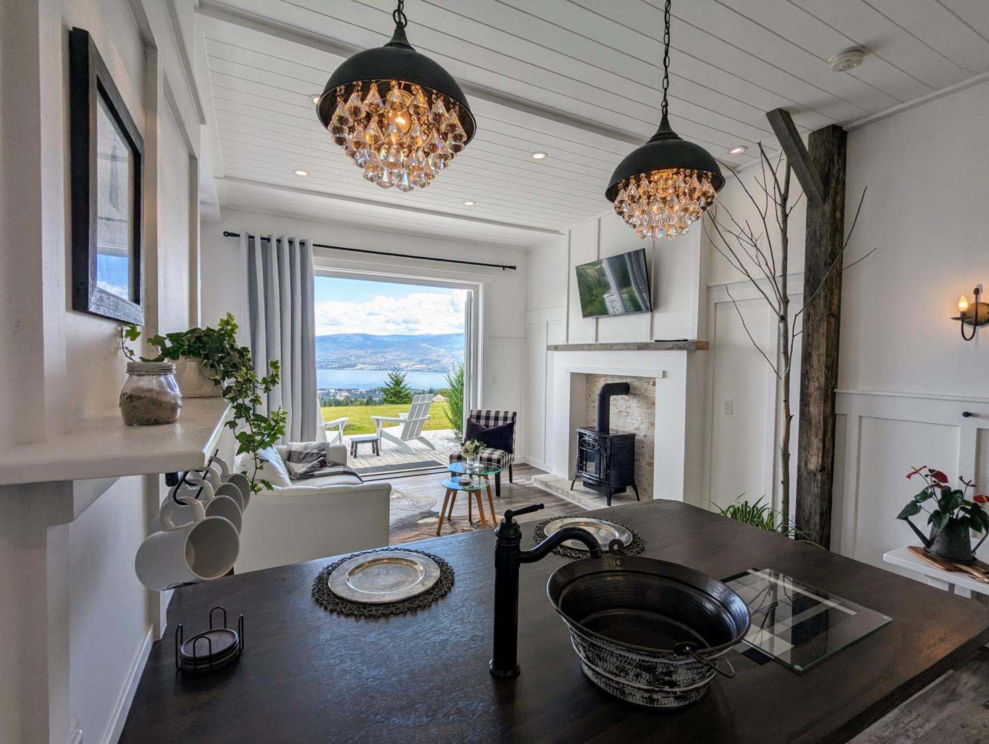 Autumn Lane B&B, Farmhouse Elegance & Stunning Lakeviews 웨스트 켈로나 외부 사진