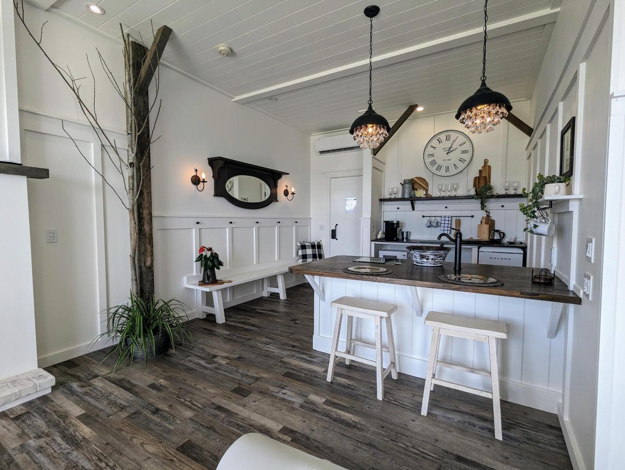 Autumn Lane B&B, Farmhouse Elegance & Stunning Lakeviews 웨스트 켈로나 외부 사진
