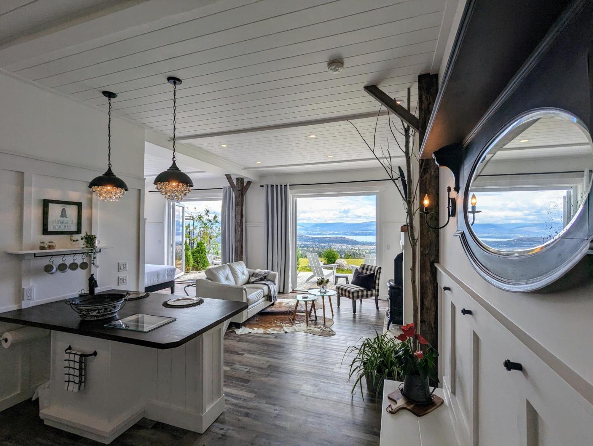 Autumn Lane B&B, Farmhouse Elegance & Stunning Lakeviews 웨스트 켈로나 외부 사진