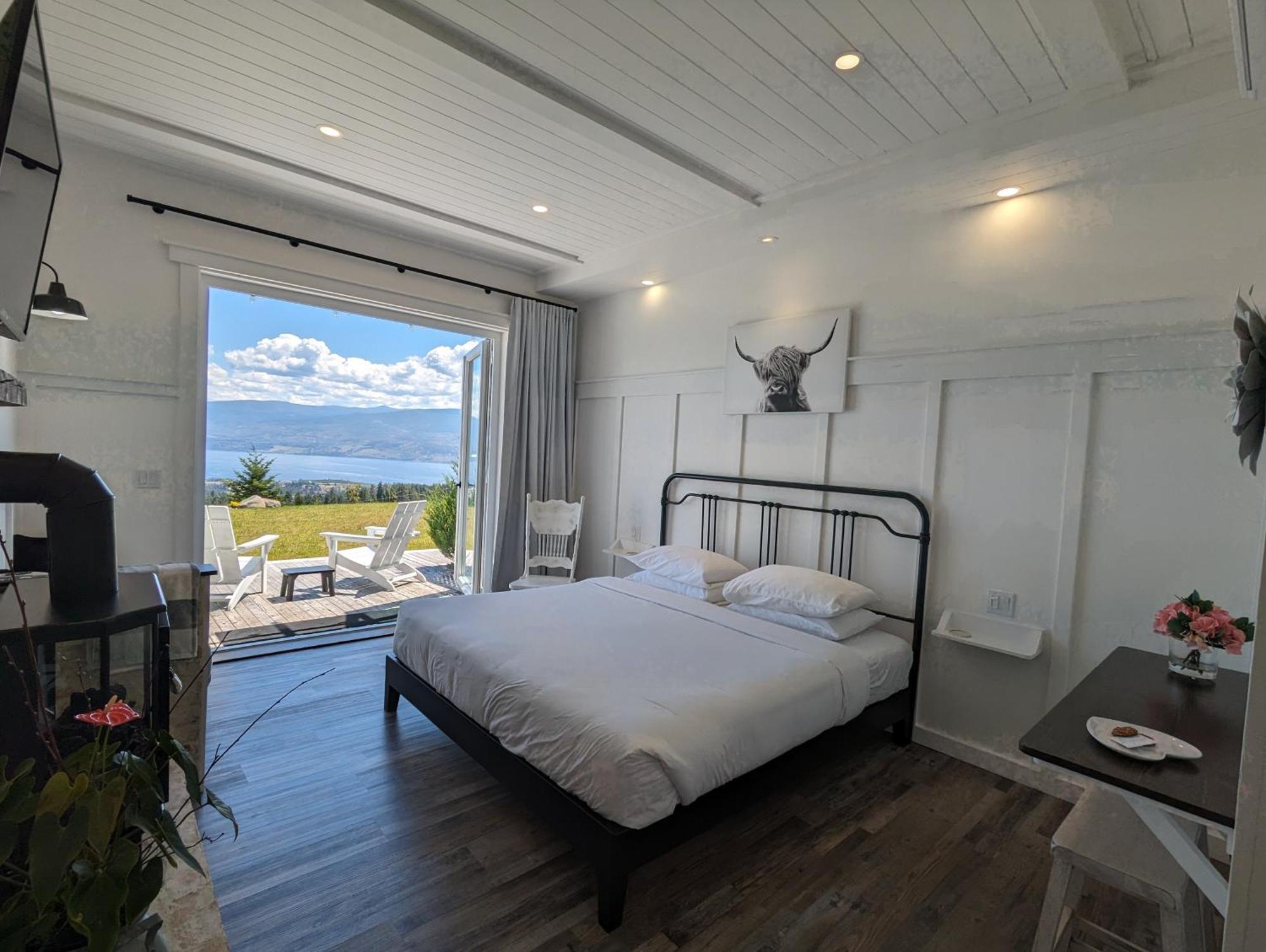Autumn Lane B&B, Farmhouse Elegance & Stunning Lakeviews 웨스트 켈로나 외부 사진