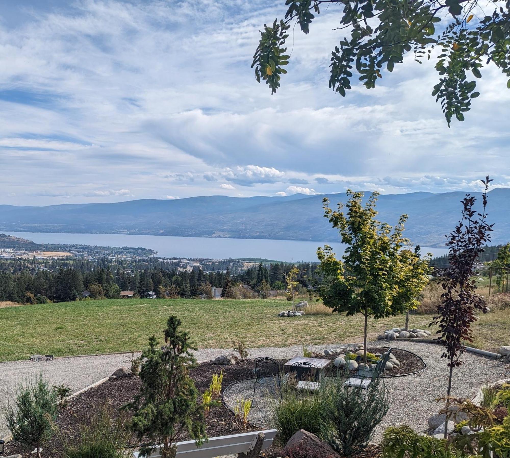 Autumn Lane B&B, Farmhouse Elegance & Stunning Lakeviews 웨스트 켈로나 외부 사진