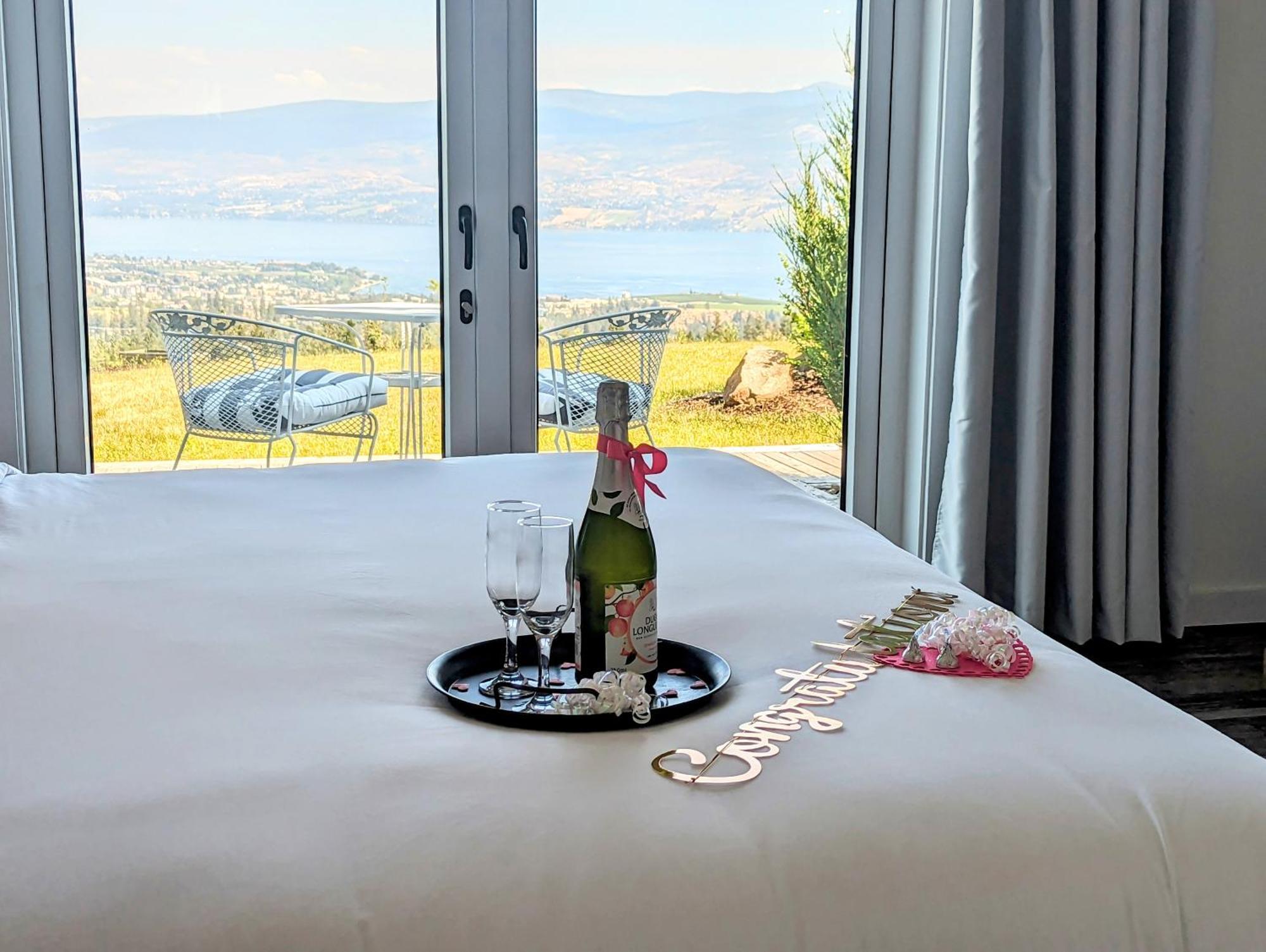 Autumn Lane B&B, Farmhouse Elegance & Stunning Lakeviews 웨스트 켈로나 외부 사진